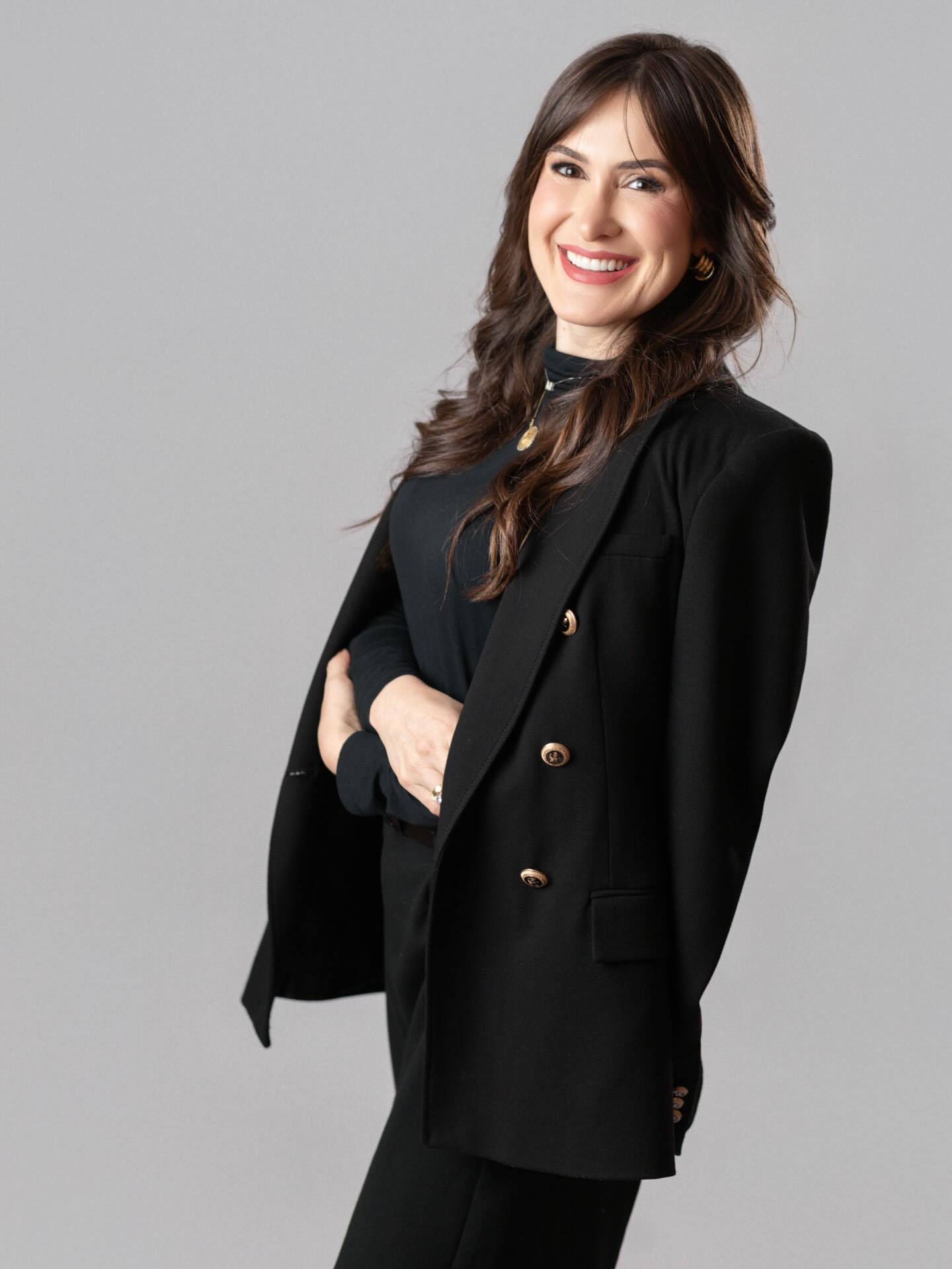 Michele Andrade sorrindo, transmitindo confiança e acolhimento
